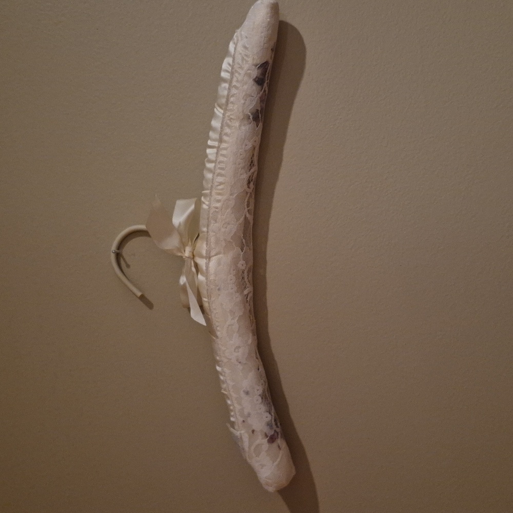 BEAUTIFUL Retro Fabric Padded Garment Hangers, Set of 8 - Picture 8 of 16